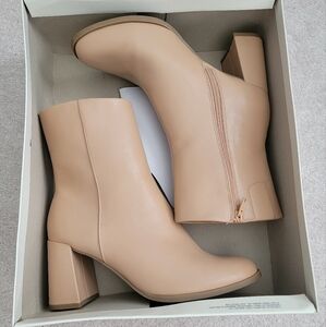 a. new day boots 9.5